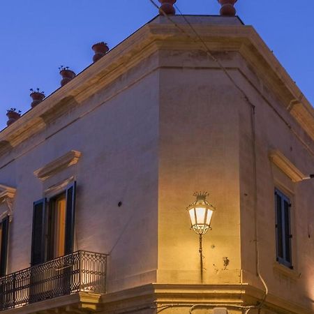 Palazzo Acquaviva - Il Giardino Sospeso Apartment Lecce Luaran gambar